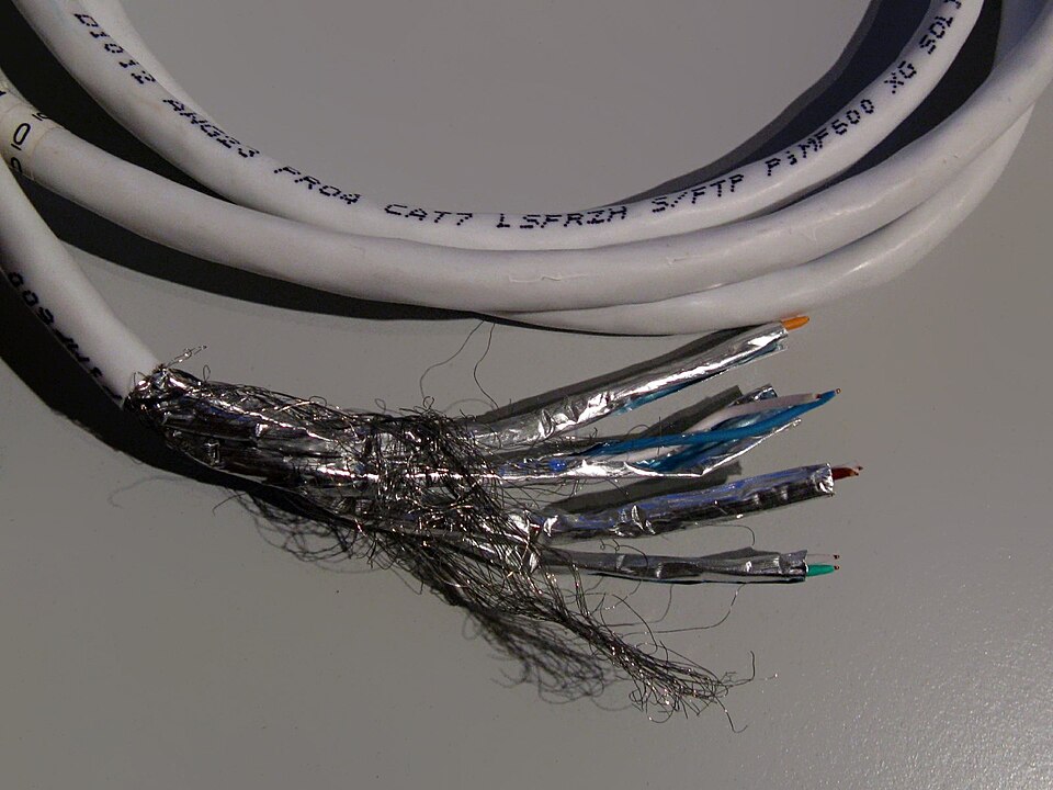 Foto di cavo Ethernet Cat7: esempio di cavo moderno ad alte prestazioni.