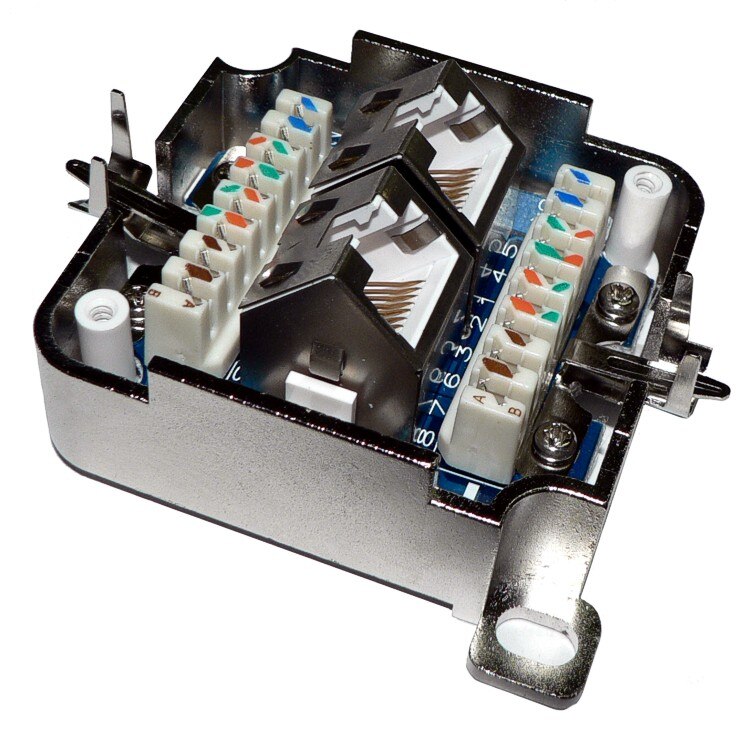 Connettore RJ-45 schermato doppio: dettaglio tecnico di una terminazione professionale.